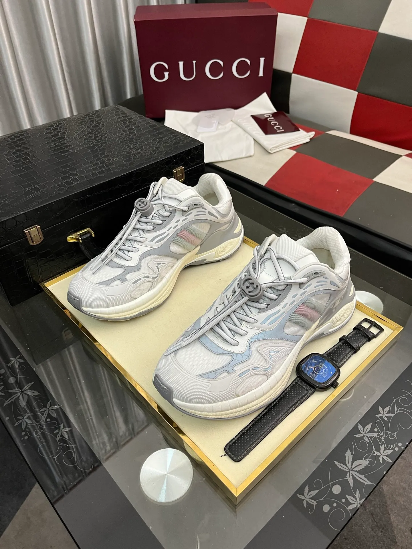 Men's men's shoes 💰1040⌚️⌚️GUCCI Gucci's new dad shoes 🇮🇹Top version🇮🇹🔜Purchasing level High version: The original disassembly took more than 3 months to develop 1:1, the version has been upgraded again, chips, packaging, imported mesh, all made with computerized cars Couple 👫 style 🔜Versatile in all seasons🔜 Fashion🔜 Personality 🔜Distinctive 🔵Full range of layouts, welcome to inquire for pictures Outsole: The latest original developed TPU vacuum Upper: Original mesh, super breathable 💯Full set of packaging Medium and low belt LOGO Size: Women's size 35-40 Men's size 38-45 (38 45 customized